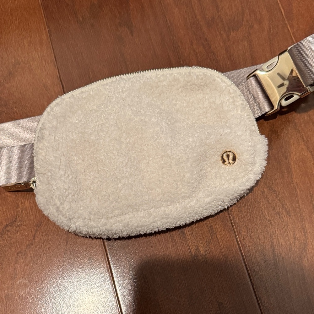 Lululemon everywhere Sherpa Belt Bag - Cream gold hardware
